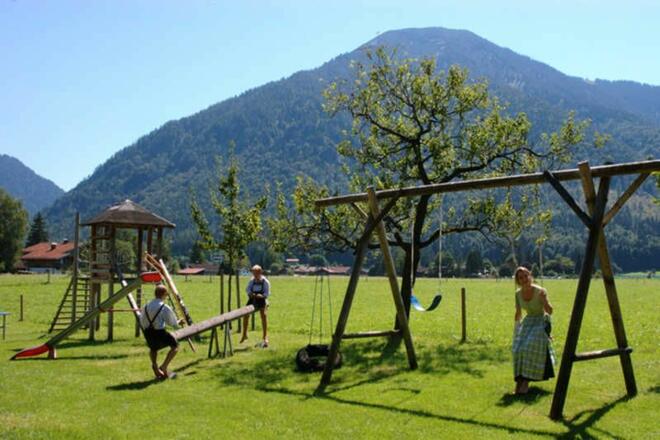 Großer Garten mit Spielplatz