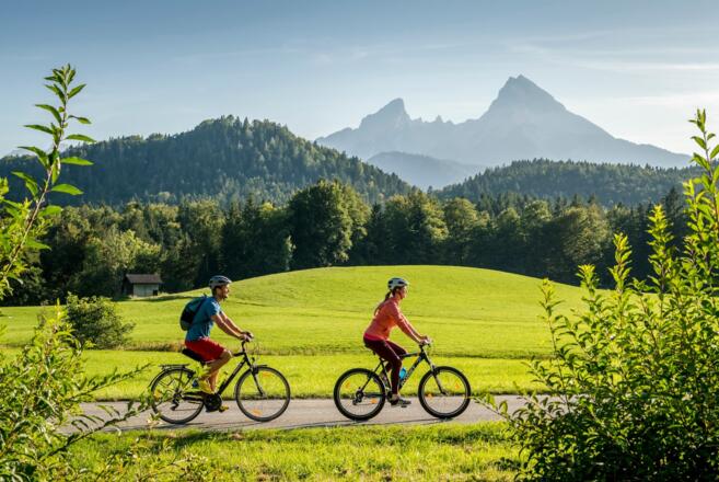 Anger : un couple emprunte la piste cyclable du lac de Constance-Königssee