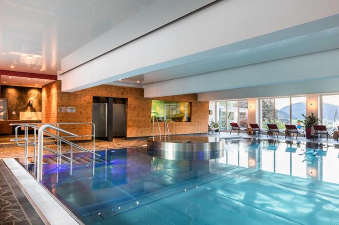 Innenpool mit integriertem Whirlpool