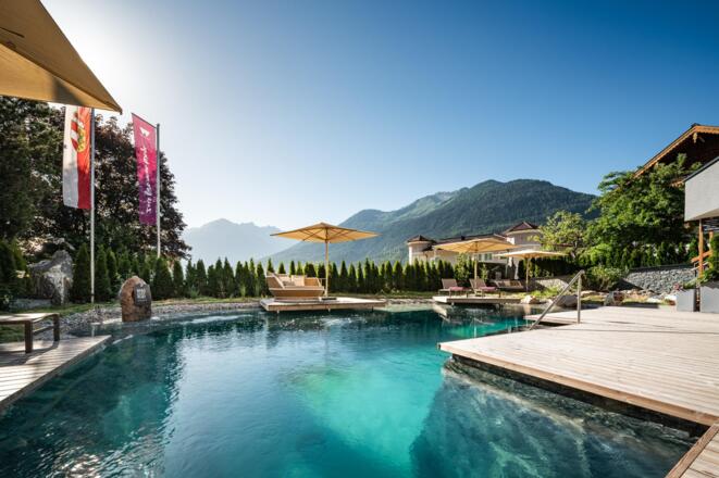 Hotelgassner - Aussenpool mit Liegebereich