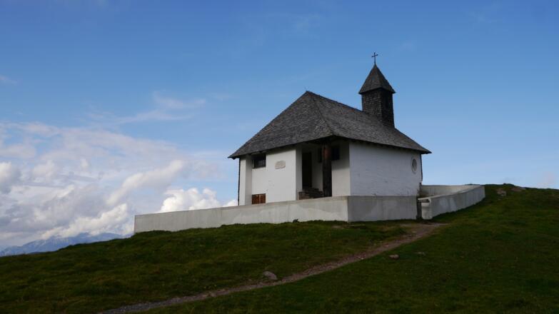 Bernhardkapelle zwischen Hahnenkamm und Ehrenbachhöhe