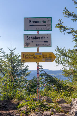 Wegweiser am Zustieg zum Gipfel des Schobersteins.