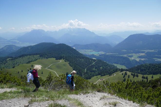 Der Abstieg verläuft nach Süden mit Blickrichtung Kaisergebirge.