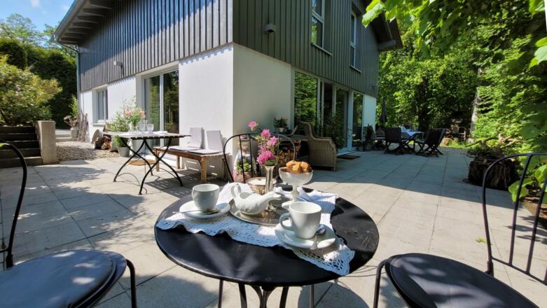 Terrasse ums Haus Süd-Ost mit diversen Sitz - und Essplätzen