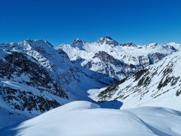 Rückblick beim Aufstieg: Kaisertal mit Grieskopf (li) und Fallesinspitze