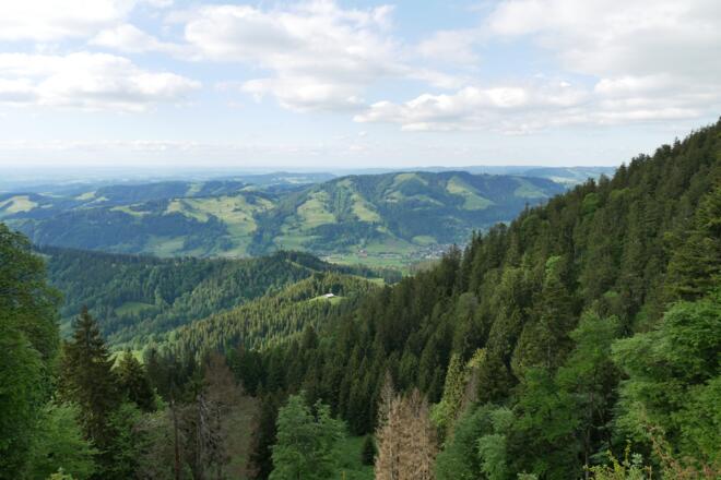 Blick vom Grat hinunter ins Konstanzer Tal