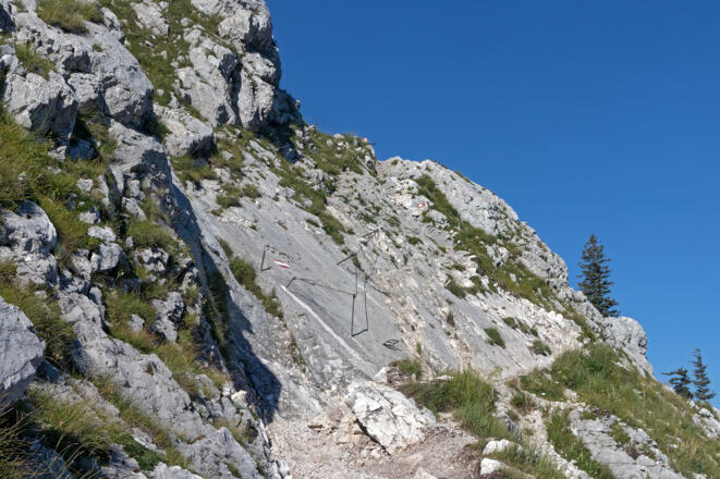 Mit Seil und Trittbügel versicherte Passage beim Aufstieg zum Schoberstein.