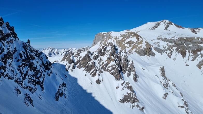 Feuerspitze (re) und Scharte bei Punkt 2.635 mH, die den Übergang ins Kaisertal vermittelt