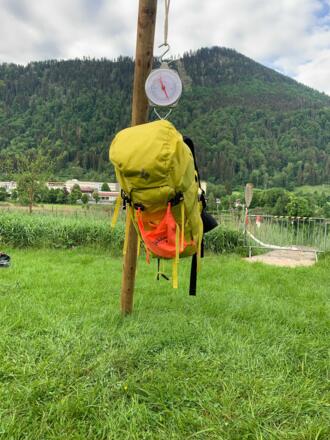 Rucksack wiegen am Startpunkt des Fjällräven Classic am Kleinen Alpsee