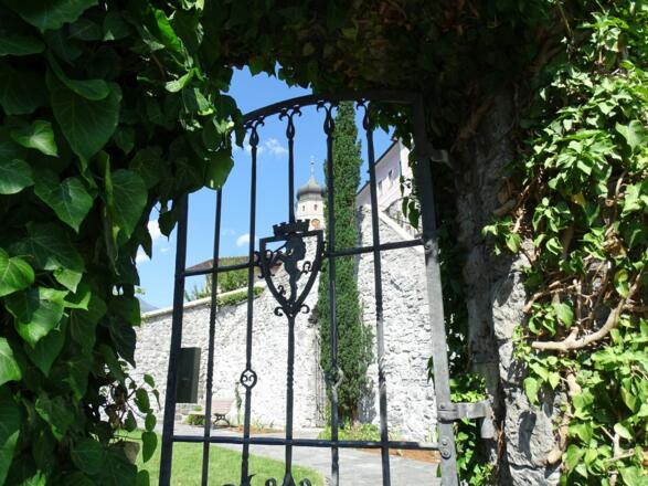 Eingang in den Schlossgarten mit dem Bludenzer Wappen