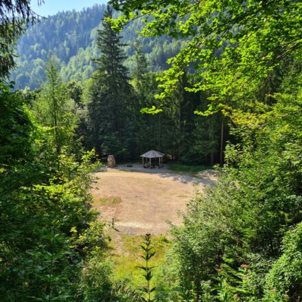 Erlebnis-Rastplatzes mit Schutzhütte