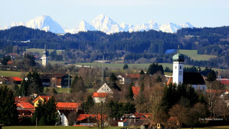 Kirche St. Georg in Böbing, im Hintergrund Rottenbuch