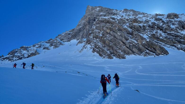 Stierlahnzug - Aufstieg im Schatten der Vorderseespitze