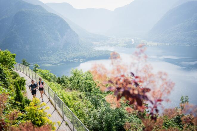 Trailrunning mit Blick auf den Hallstätter See