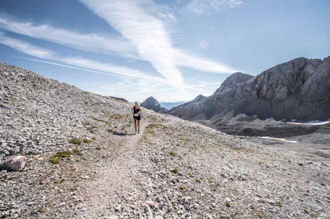 Trailrunnerin beim Torlauf auf einem Abschnitt des King Dachstein Trail