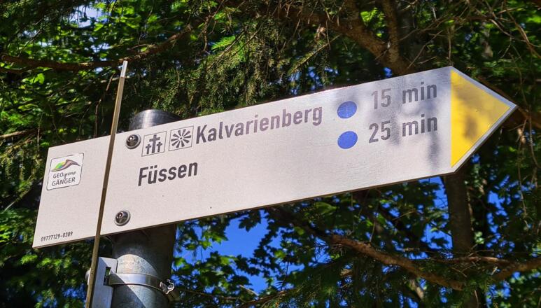 Beim Klettergarten Ziegelwies bzw. des Erlebnis-Rastplatzes geht es mit dem GeoGrenzgänger-Wanderweg (Blauer Punkt) weiter