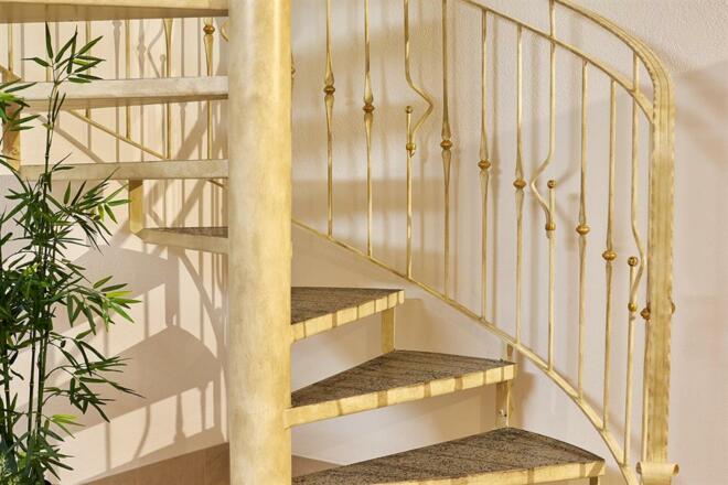 Treppe zum Wellnessbereich