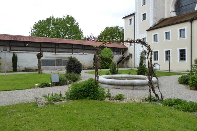 Serenadenplatz des Karmeliterklosters mit Stadtmauer