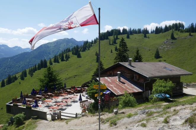 Die Terrasse der Mariandlalm lädt zur Einkehr.