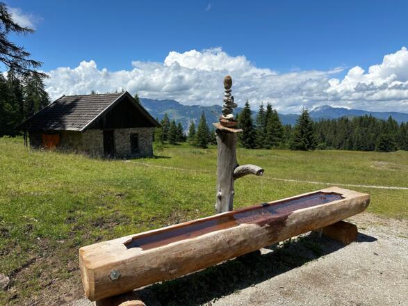 Brunnen und Plateau bei der Holzalm