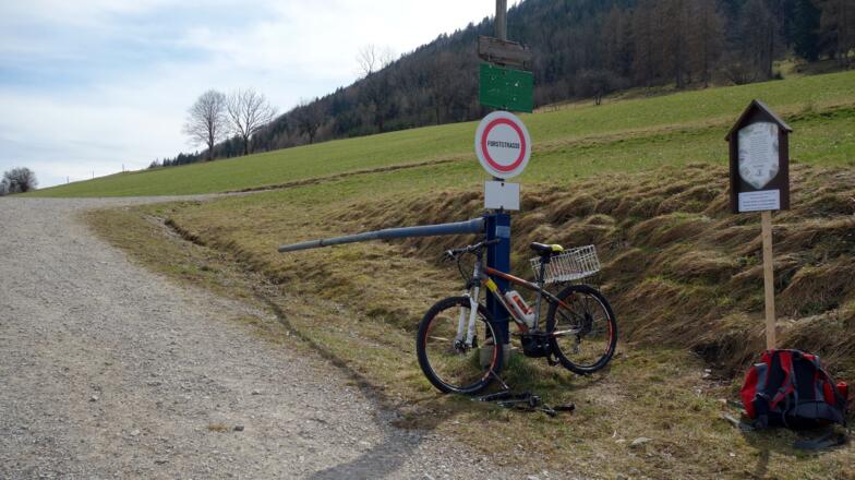 Schranken ~740m, Parkverbot!