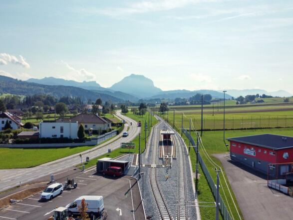 Bahnhaltestelle Kirchham mit Blick auf Traunstein