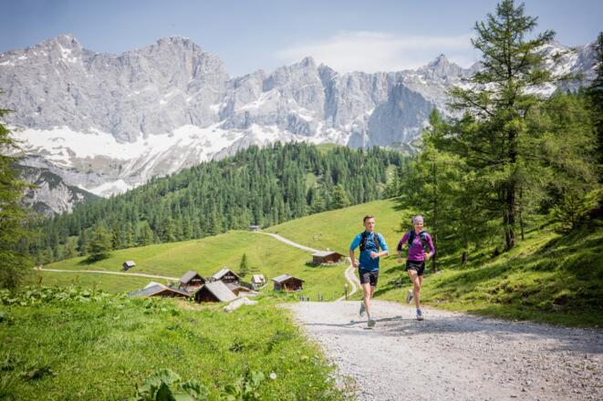Am King Dachstein Trail unter den beeindruckenden Dachstein Südwänden