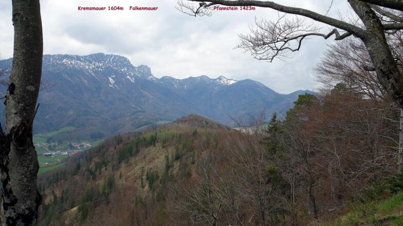 Blick zur Kremsmauer und zum Zwischengipfel vorne
