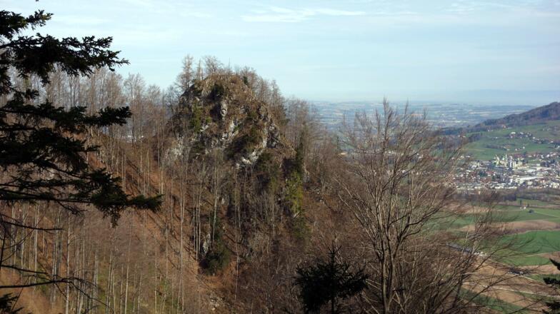 Schellenstein mit Kirchdorf rechts hinten