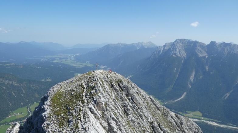Große Arnspitzenpyramiede mit Blick nach Mittenwald