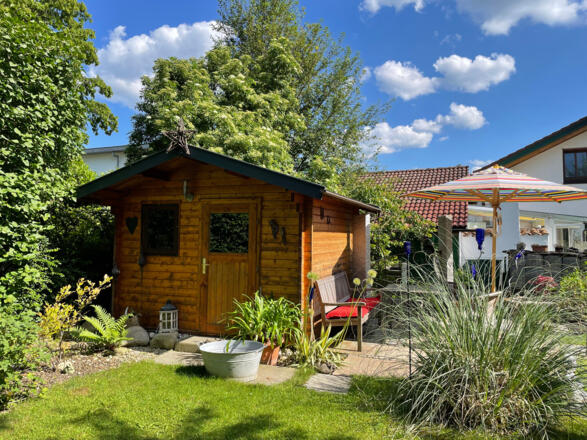 Gartenhäuschen im Grünen mit Terrasse