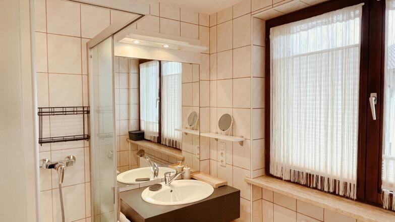 Bad mit Dusche und WC