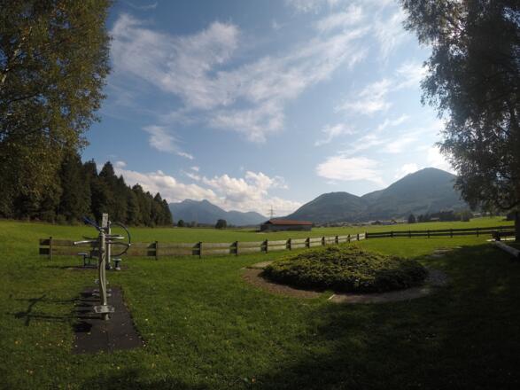 Sportgeräte am Tretbecken