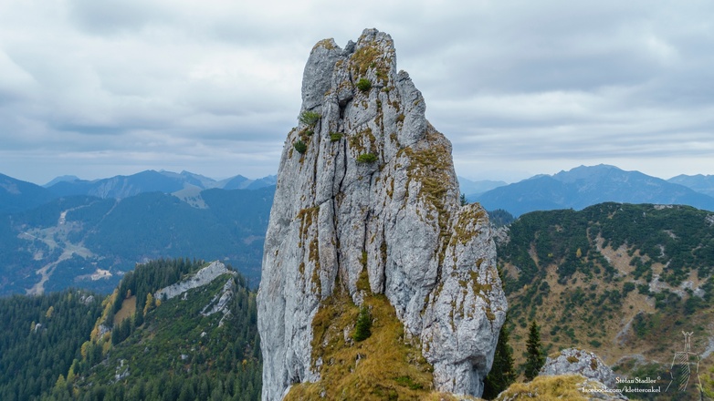 Felsturm gegenüber (östlich) vom Einstieg mit Drahtseilversicherung