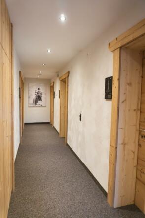 Gang zu den Zimmern Hotel Die Montafonerin