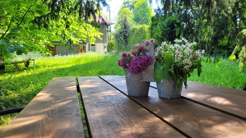 einer der Essplätze im Garten