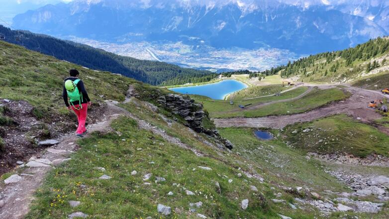 Der Kreis schließt sich: Diesen Weg zurück zur Bergstation kennen wir bereits vom Zustieg.