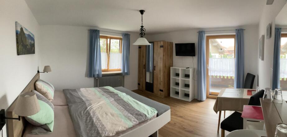 links Ferienwohnung, rechts Familienzimmer