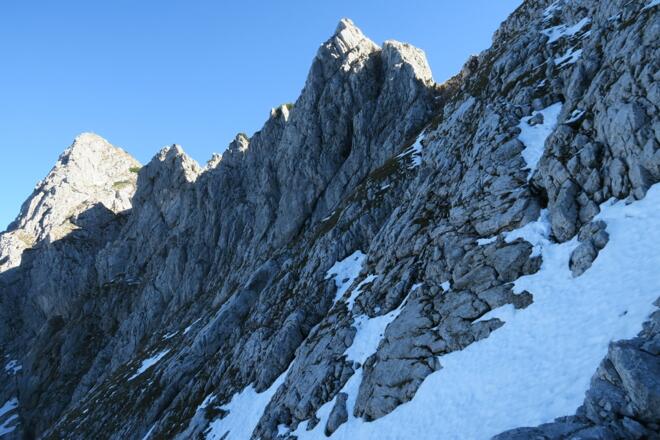 Von unten betrachtet sieht man erst so wirklich die Steilheit. Links der Mitterberggipfel und vom Übergang Sonne in den Schatten die Scharte, bei der ich meinen ersten Verusch startete. Dort geht's zum Schluss fast senkrecht runter