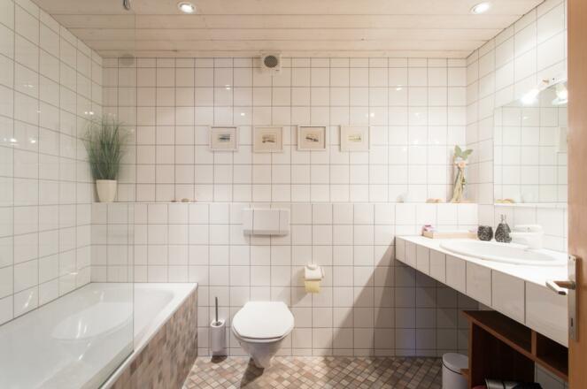 Badezimmer mit Waschmaschine