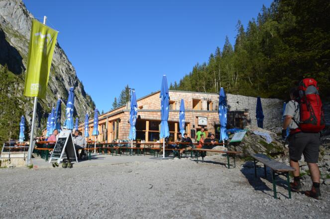 Die Terrasse auf der Höllentalangerhütte - ein begehrtes Fleckchen Erde