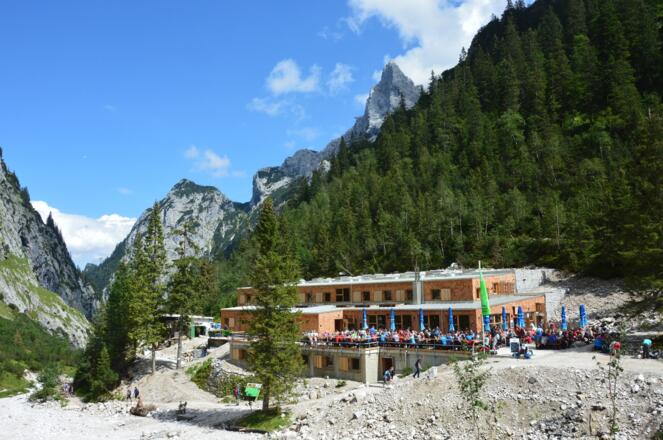 Die Höllentalangerhütte mit dem Hupfleitenjoch im Hintergrund