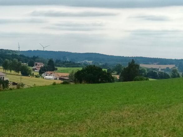 Windräder und Wiesenfelden (rechts)