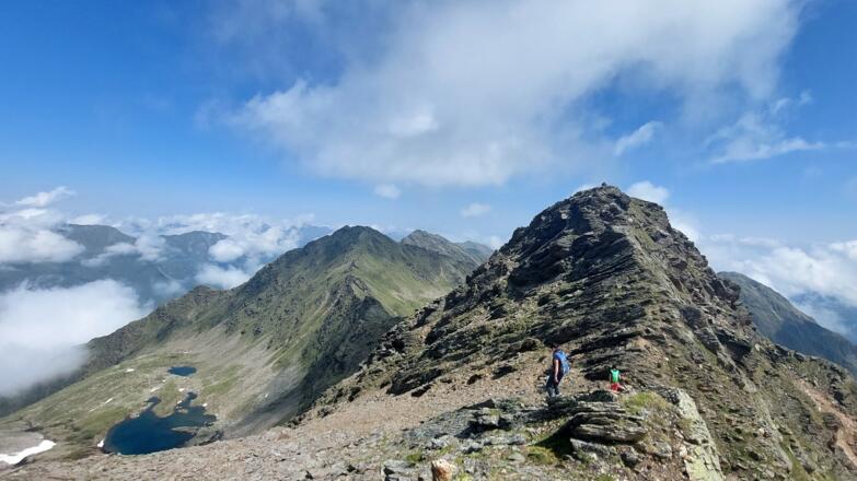 Die drei Gipfel unserer Überschreitung: im Vordergrund die Hohe Röte (2855 m), über den Seen der Gallwieser Mittergrat, dahinter rechts der Rote Kogel.