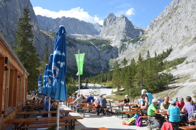 Blick von der Terrasse der Höllentalangerhütte auf den Zugspitzgipfel