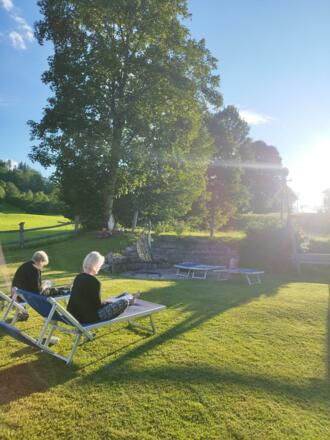 Garten mit zwei Damen