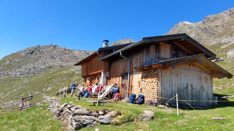 Seducker Hochalm, seit heute mit Ausschank und kleiner Speisekarte.