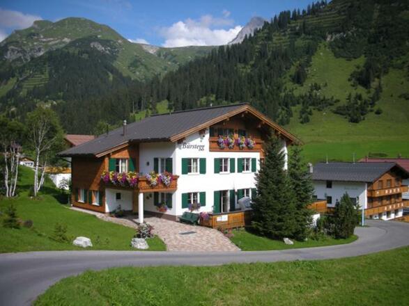 Buerstegg Fruehstueckspensio Lech im Bergsommer