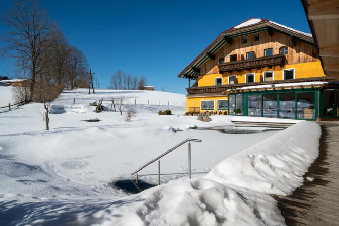 Biohotel-Sommerau-Winter-Teich-Hotel