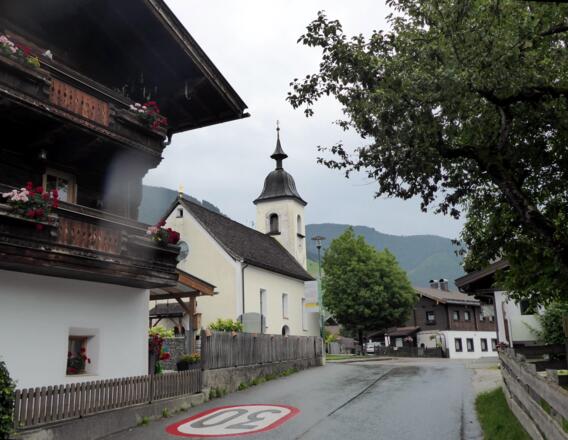 Die Wanderung beginnt bei der barocken Filialkirche im Piesendorfer Ortsteil Walchen.